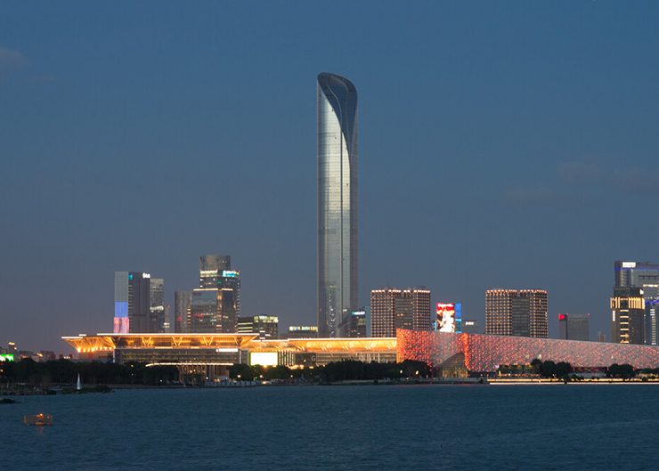 蘇州國金中心，頂升力4×400T，樓高450米